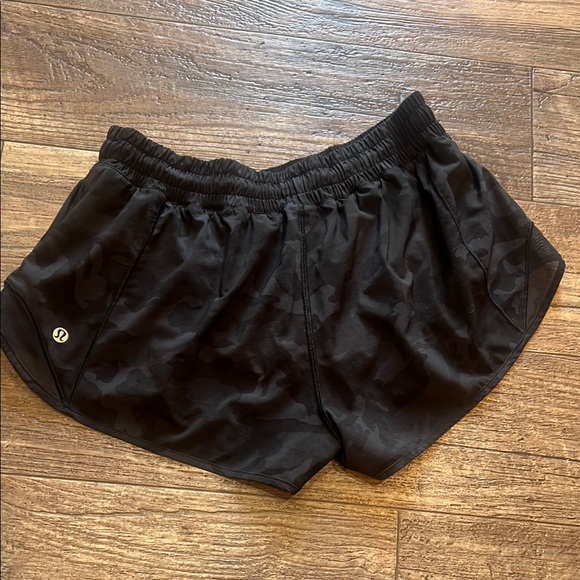 NWOT Lululemon hotty hot Shorts camouflage/black - Picture 2 of 4